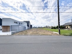 駐車が苦手な方にも嬉しい、前面7ｍ道路に面した住まい。
