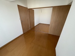 木の温もりと清潔感あふれる、心地よい空間が広がります。