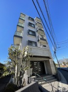 澄んだ青空とモダンな佇まいが調和する、洗練された空間