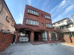 屋上付きでどのように使用するか考えるのも楽しくなる物件です。