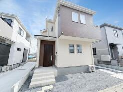 空の青さと建物のコントラストが、爽やかな印象を与える住まい。