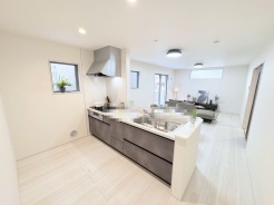 機能的なキッチンと広がるリビングが心地よい空間を演出