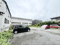 緑が季節の移ろいを感じさせる、穏やかな日常空間。