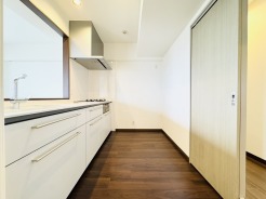 キッチン裏の空間もしっかり確保。カップボードも大きなものを置けそうです。
