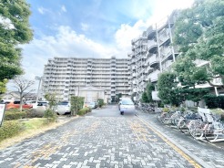 獨協大学前駅まで徒歩12分。この距離だと、運動不足も少し解消されるかも。
