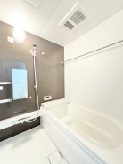 広々１坪タイプのゆったり浴室ユニット。防カビ・抗菌素材なのもうれしい。
