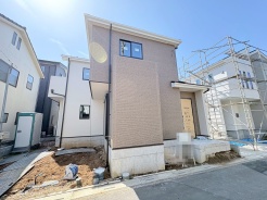 隣り合う住まいとの心地よい距離感が、穏やかな日常を育む。