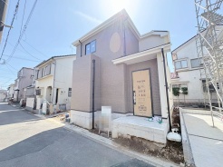 澄み渡る空の下、穏やかな街並みに佇む住まい。