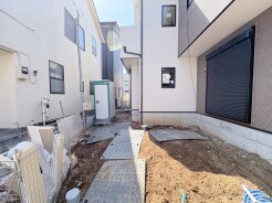 空と建物のコントラストが印象的な、落ち着いた空間。