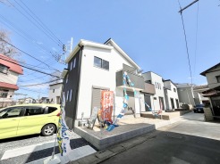 澄み渡る青空のもと、整然とした街並みに佇む住まい。