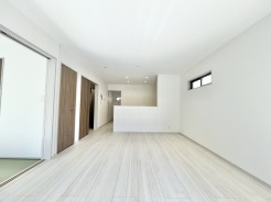 清々しい白を基調とした、広がりを感じる空間