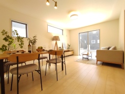 温かみある木調と広がる空間が心地よい時間をもたらします