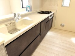 白を基調とした清潔感あふれる空間が、心地よい暮らしを彩ります