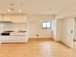 開放的なこの空間がお客様をお出迎えします。ＤＫは8.5帖。
