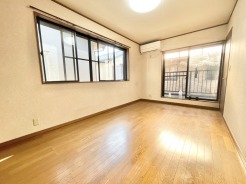 さすがの南向き角部屋の日当たりです。窓を開けると風通しも良好。
