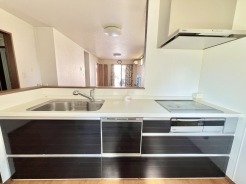 対面タイプなら、キッチン内にいながらご家族やお客様との会話が楽しめます。
