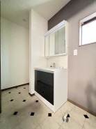 洗面台横にランドリーコーナーもゆったり。ドラム式洗濯機も置けそう。
