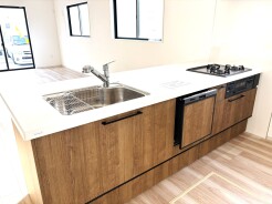 上質な木目調が、心地よい寛ぎの空間を演出します