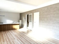 木の温もりと石の質感が調和する、心地よい広がりを感じる空間