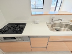 食洗器付きのシステムキッチン