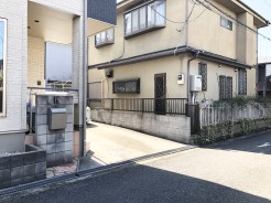 全面道路幅員はやや狭くても、交通量が少なく出し入れしやすいカースペース。