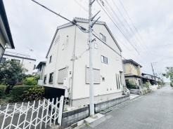 こだわりの注文住宅で専用庭付き。室内も大変綺麗に使用されております。