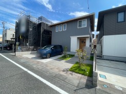 車通りの少ない閑静な住宅地、のびのびした子育てに適します。
