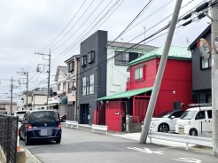 車通りの少ない閑静な住宅地、のびのびした子育てに適します。
