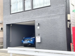 大切なお車を守ることができるガレージ付きです。