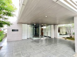 清潔感漂うエントランス入口です。