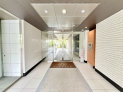 ゴミのないスッキリとしたエントランスです。
