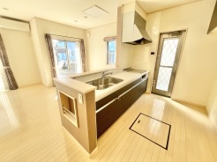 リビングで遊ぶお子様を見守りながらお料理ができる、対面キッチン。
