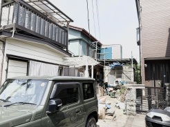 周囲の建物と馴染む落ち着いた街並みの中で、暮らしの気配を穏やかに感じられる日常の風景です。