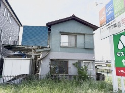 どこか懐かしさを感じさせる佇まいが、穏やかな時の流れと暮らしの風情を伝えてくれます。