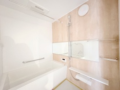 ユニットバスも新規交換。キレイなお風呂で疲れをリフレッシュ。
