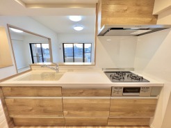 対面タイプなら、キッチン内にいながらご家族やお客様との会話が楽しめます。
