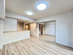 開放的なこの空間がお客様をお出迎えします。ＬＤＫは12.3帖。
