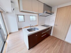 手元は隠しながら、 リビングとも会話できるセミオープンキッチン。
