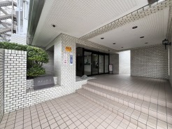 管理人さんがメンテナンスしてくれるエントランス。