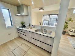 対面キッチンがご家族の温かい時間を演出。
