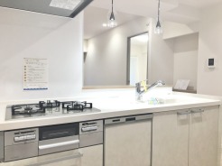 対面タイプなら、キッチン内にいながらご家族やお客様との会話が楽しめます。
