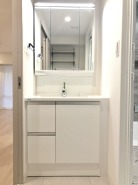 お出かけ前の身だしなみに一歩差がつく三面鏡。
