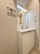 三面鏡を採用した洗面化粧台。鏡の裏にも収納スペースがあります。

