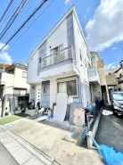 2006年4月築　駐車スペース2台　東綾瀬公園徒歩6分