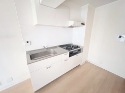 白で統一された清潔感あふれる空間、心地よい静けさが漂います。