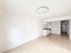 真っ白な壁が広がり、穏やかな時間が流れる空間