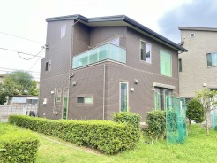 住民の方が主に利用する交通量少なめの道路に面してます。
