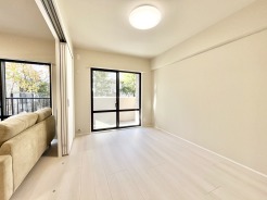 たっぷりの陽光と、心地よい風が舞い込みます。
