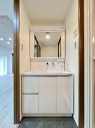 収納豊富な三面鏡付洗面化粧台。水回りのあれこれがキレイに収まりそうですね。
