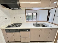 手元は隠しながら、 リビングとも会話できるセミオープンキッチン。
